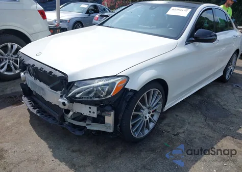 2016 Mercedes-Benz C 300 Luxury/Sport z USA, uszkodzony, nr VIN 55SWF4JB1GU096988